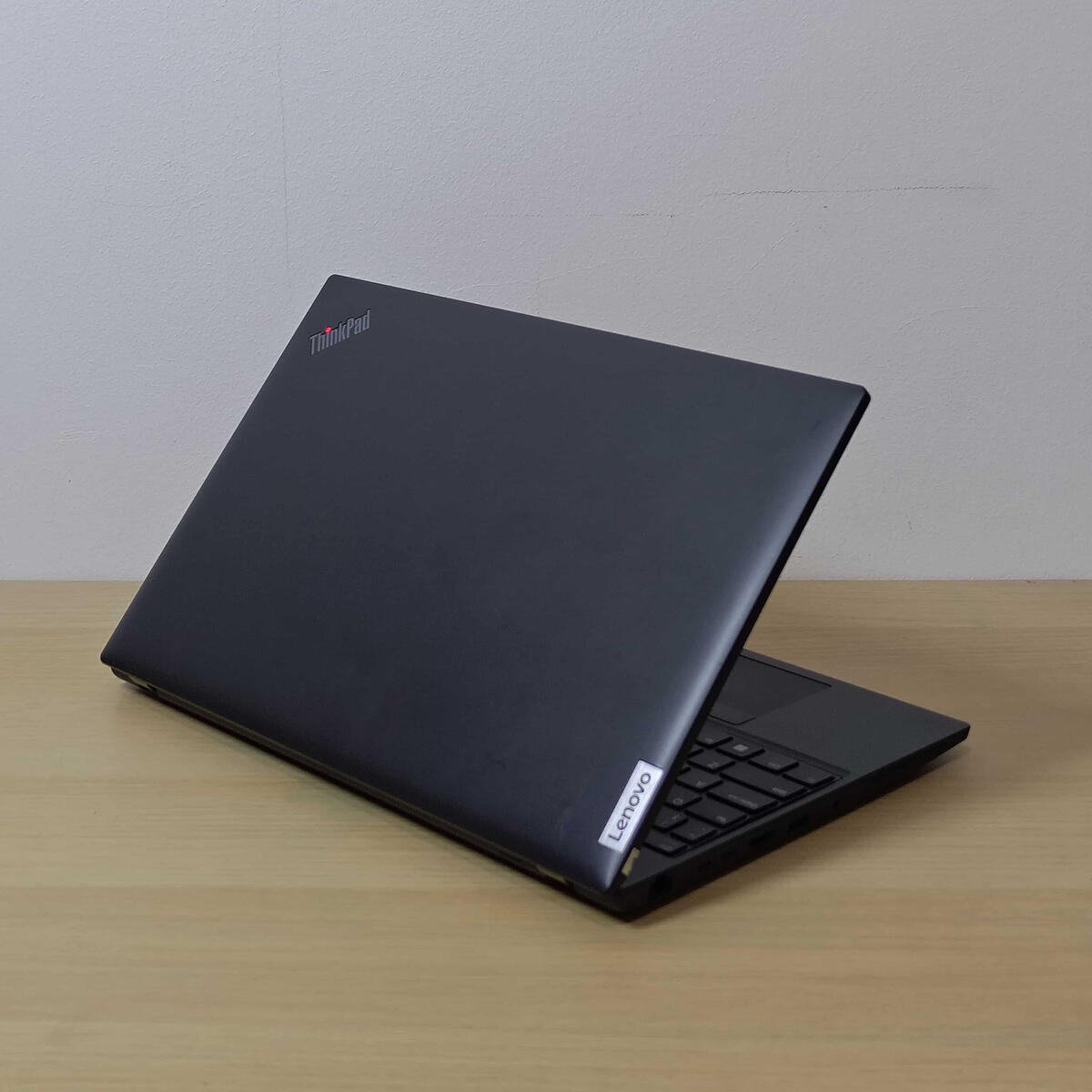 Lenovo Thinkpad L15G3 Belakang Kiri Butik Laptop