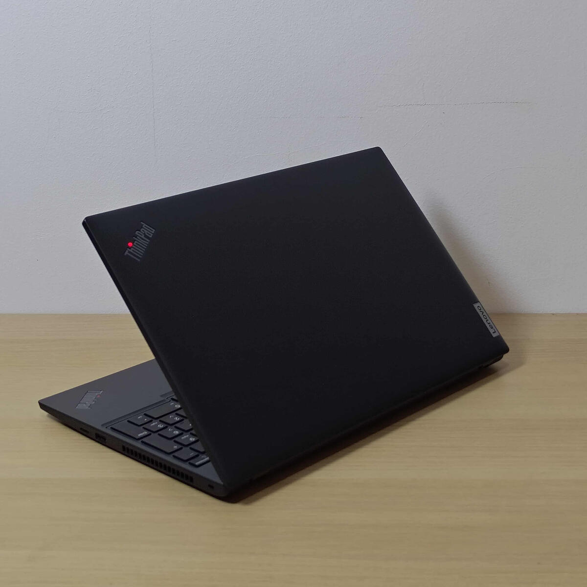 Lenovo Thinkpad L15G3 Belakang Kanan Butik Laptop